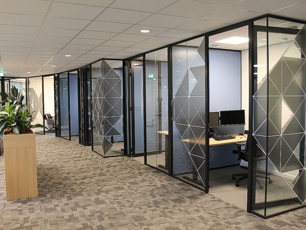 Bij Flynth in Arnhem heeft Iedema Projectstoffeerders het kantorencomplex Rijnpoort opnieuw gestoffeerd