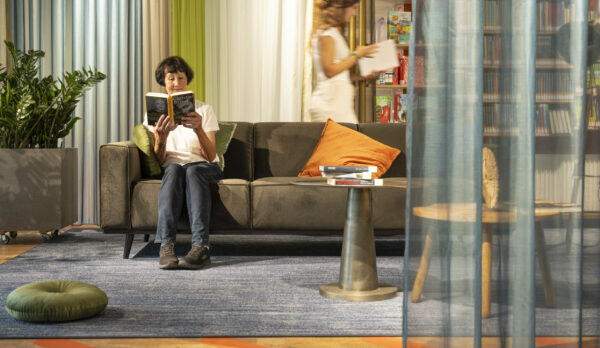 vrouw op een bank van de Stadsdeelbibliotheek