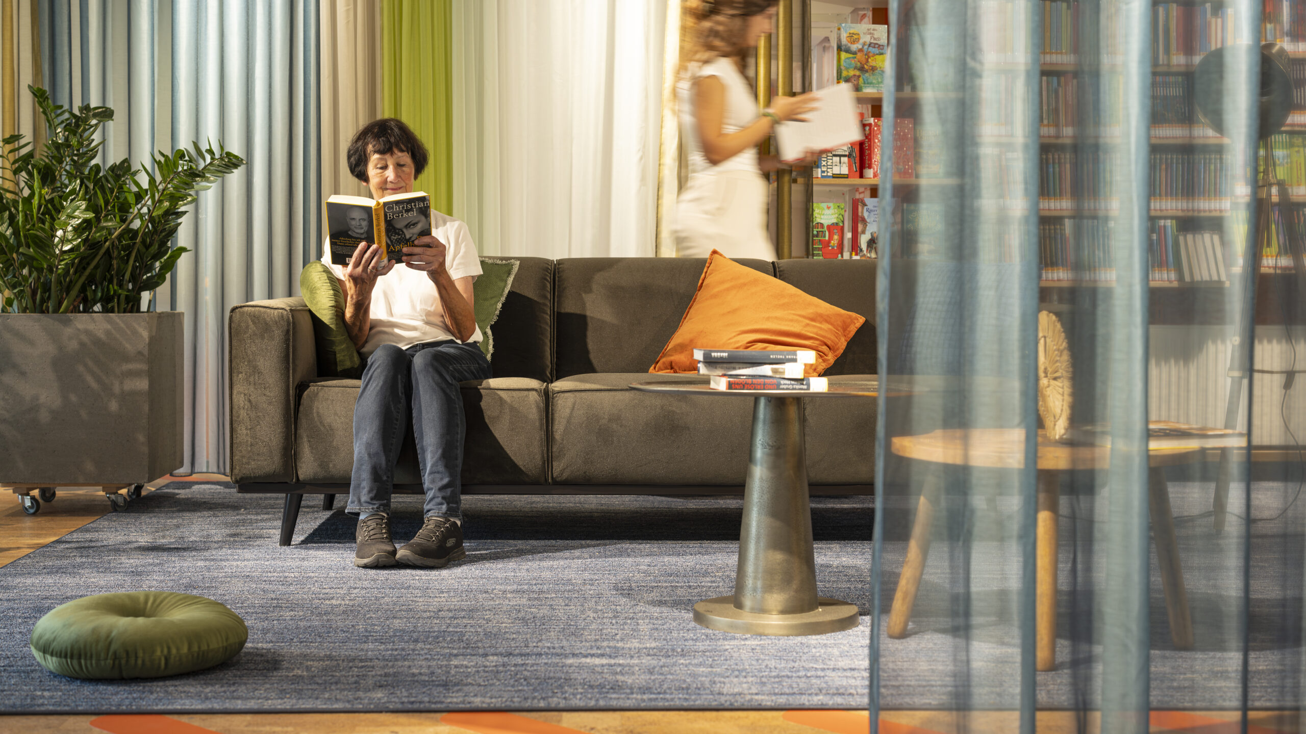 vrouw op een bank van de Stadsdeelbibliotheek
