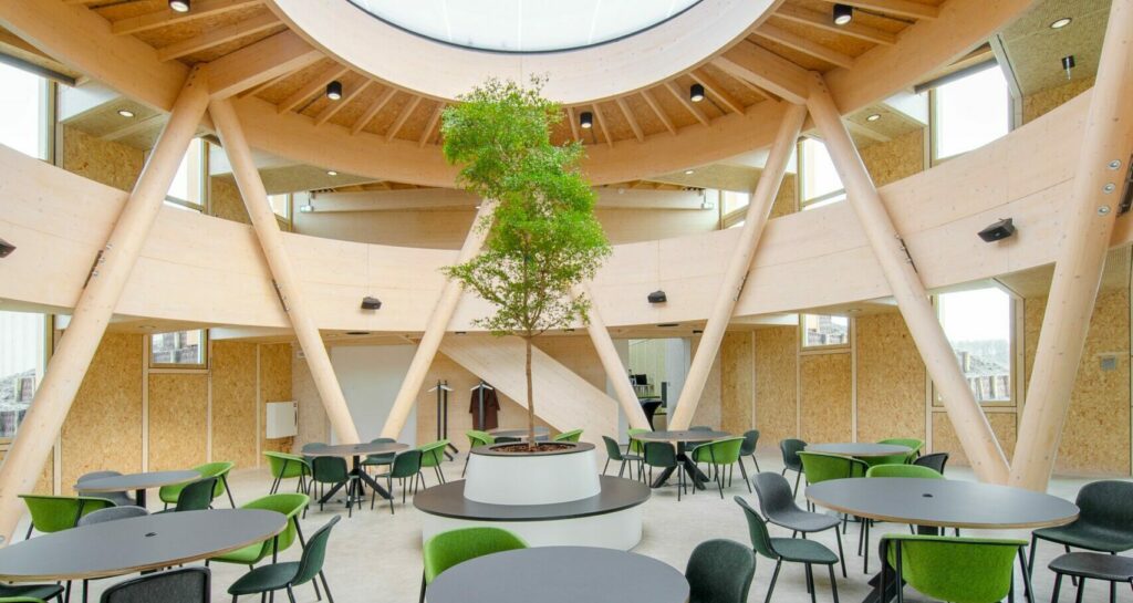 Centrale ruimte van biocentrum als omslag duurzaamheidsverslag