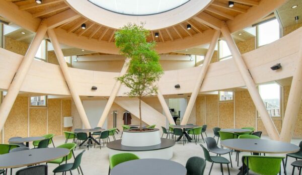 Centrale ruimte van biocentrum als omslag duurzaamheidsverslag