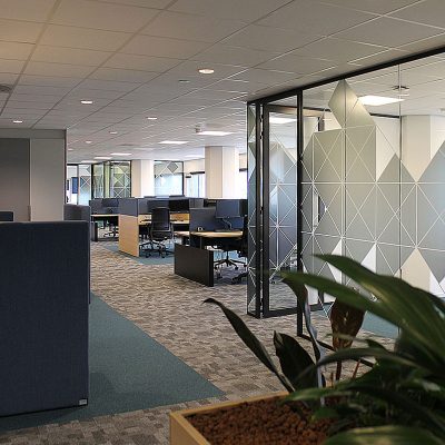 Bij Flynth in Arnhem heeft Iedema Projectstoffeerders het kantorencomplex Rijnpoort opnieuw gestoffeerd